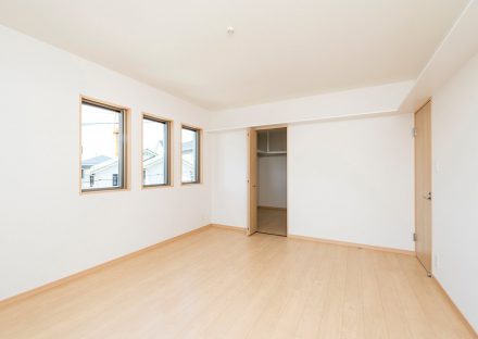 名古屋市名東区の注文住宅のシンプルなデザインのクローゼットが付いた洋室