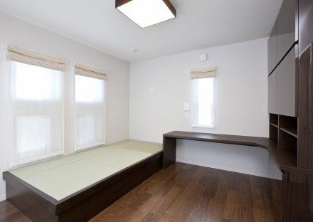 名古屋市南区の注文住宅のベッドと収納付きの洋室