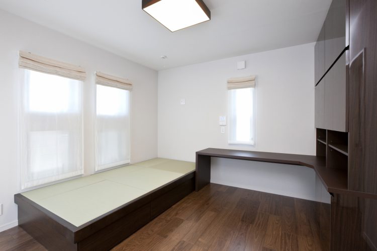 名古屋市南区の注文住宅のベッドと収納付きの洋室