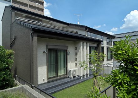 愛知県豊田市の注文住宅の芝生と新築住宅の写真
