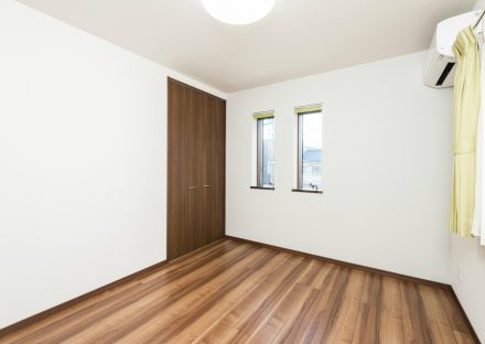 名古屋市北区の注文住宅の黄色のカーテンがおしゃれな洋室