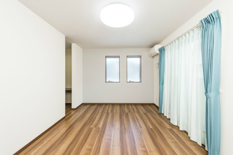 名古屋市北区の注文住宅のカーテンがアクセントカラーのおしゃれな洋室