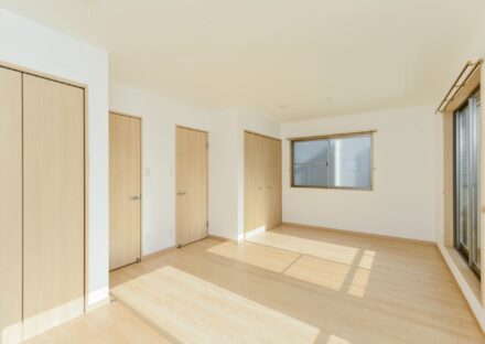 愛知県長久手市の注文住宅のナチュラルテイストの収納付き明るい2階洋室