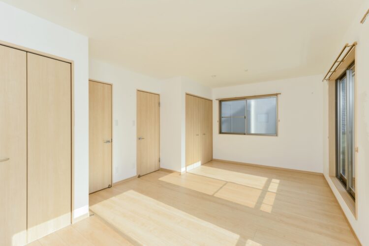 愛知県長久手市の注文住宅のナチュラルテイストの収納付き明るい2階洋室