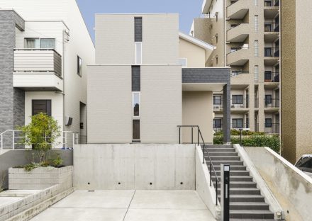 愛知県長久手市の注文住宅の駐車場の上に建物がある外観デザイン