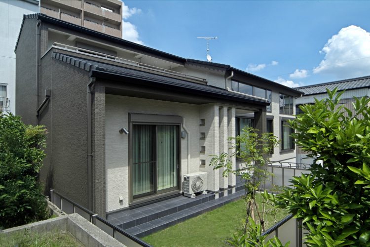 愛知県豊田市の注文住宅の芝生の庭の新築写真