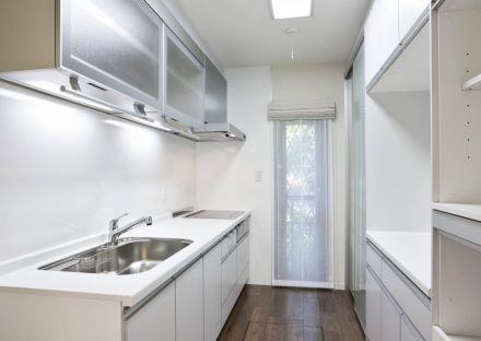 名古屋市南区の注文住宅の収納が多い白色のキッチン