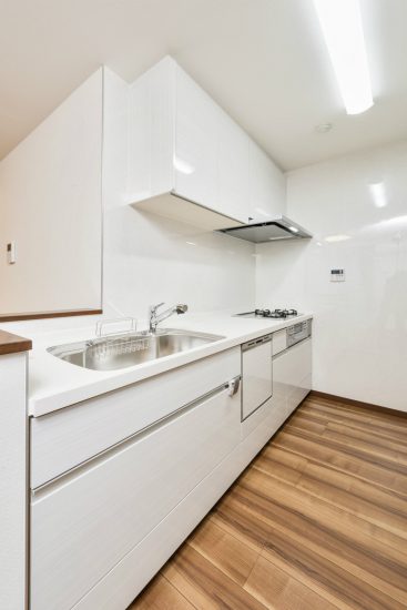 名古屋市北区の注文住宅の調理スペースの広い白色システムキッチン