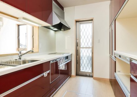 名古屋市名東区の注文住宅の勝手口付の勝手口付の両サイドの収納があり、作業も十分な広さのキッチン