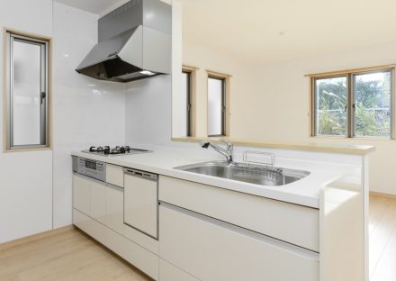 愛知県長久手市の注文住宅の明るい白色のオープンキッチン