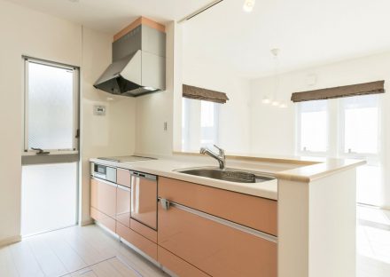 名古屋市天白区の注文住宅のパステルカラーのIHキッチン