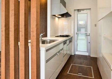 名古屋市名東区の注文住宅の勝手口、収納棚もあるキッチン