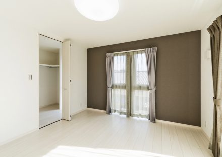 名古屋市天白区の注文住宅のウォークインクローゼットのついたおしゃれな洋室