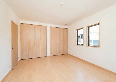 名古屋市名東区の注文住宅の壁一面が収納の洋室