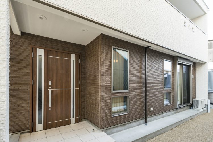 名古屋市北区の注文住宅のダークブラウンの落ち着いた玄関