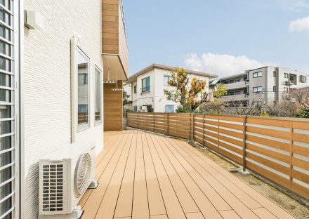 名古屋市名東区の注文住宅の明るい広々としたテラス