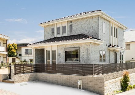 名古屋市名東区の駐車場つきの駐車場つきの落ち着いた色合いの注文住宅外観