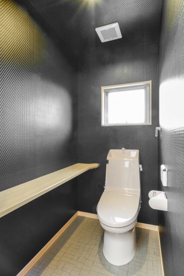 愛知県長久手市の注文住宅の黒壁に棚＆窓付きのトイレ