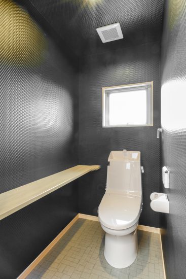 愛知県長久手市の注文住宅の黒壁に棚&窓付きのトイレ