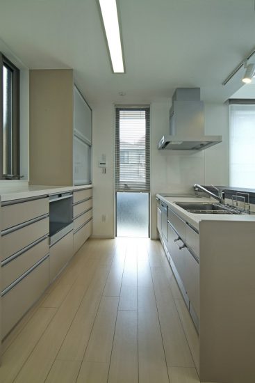 愛知県豊田市の注文住宅の収納の多いIHコンロのシステムキッチン