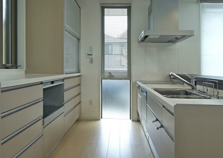 愛知県豊田市の注文住宅の収納の多いIHコンロのシステムキッチン