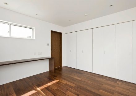 名古屋市名東区の注文住宅のクローゼットと棚付きの洋室