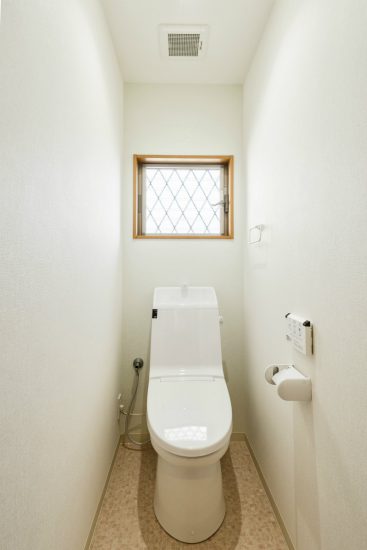 愛知県日進市の注文住宅の窓付きの白で統一されたトイレ