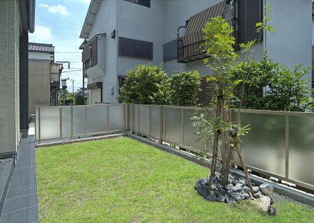 愛知県豊田市の注文住宅の広くて明るい芝生の庭