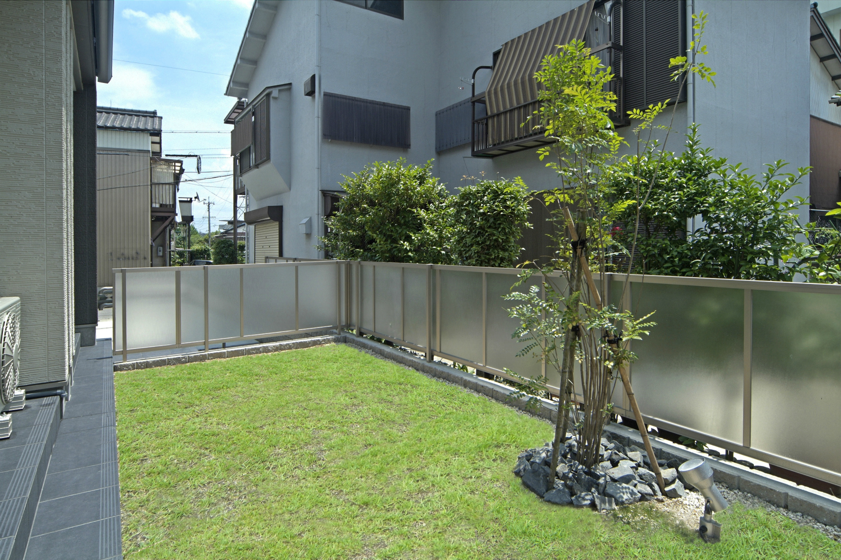 愛知県豊田市の注文住宅の広くて明るい芝生の庭