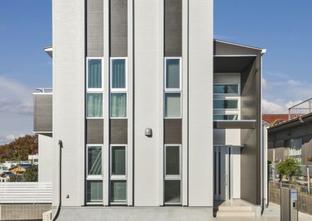 名古屋市天白区の注文住宅のストライプに窓が配置されたモダンな外観デザイン