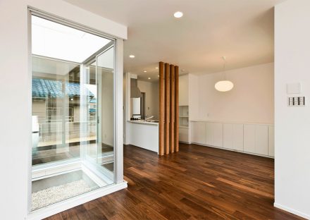 名古屋市名東区の注文住宅のベースカラ―がシンプルな白、木目をが引き立つLDK