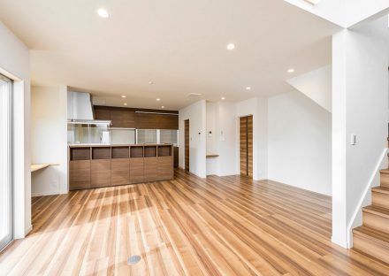 名古屋市名東区の注文住宅のキッチン裏に収納あり階段のあるLDK