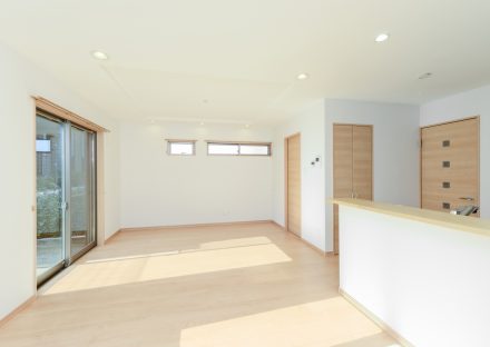 愛知県長久手市の注文住宅のナチュラルカラーの大きな窓があり明るいLDK