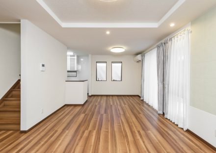 名古屋市北区の注文住宅の折り上げ天井のあるリビング階段のあるLDK