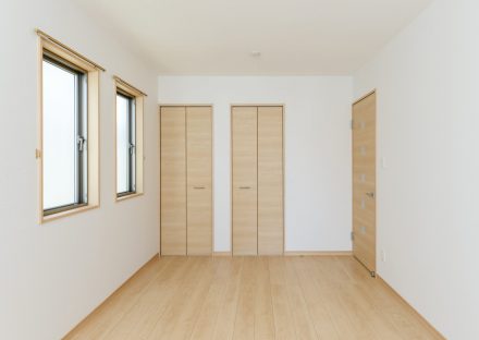 愛知県長久手市の注文住宅のナチュラルカラーの収納付き1階洋室