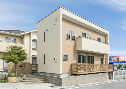 愛知県日進市の注文住宅の植栽のある玄関アプローチがかわいい外構デザイン