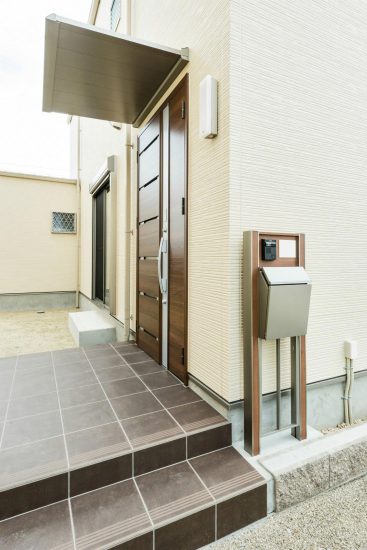 愛知県日進市の注文住宅のおしゃれなポストボックスが付いた玄関
