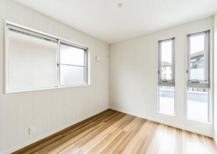 名古屋市名東区の注文住宅の白い壁と木目のフローリングが美しい洋室