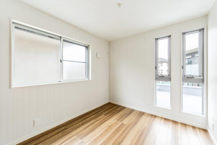 名古屋市名東区の注文住宅の白い壁と木目のフローリングが美しい洋室