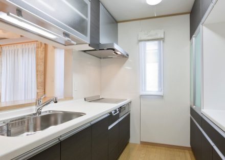 名古屋市南区の注文住宅の収納が多い黒色のキッチン