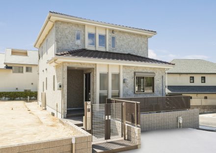 名古屋市名東区の瓦屋根の付いた注文住宅外観