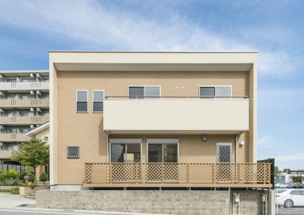 愛知県日進市の注文住宅のテラスとバルコニーある外観デザイン