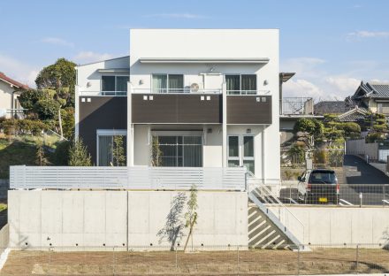 名古屋市天白区の注文住宅のバルコニーにスクエア模様がある外観デザイン