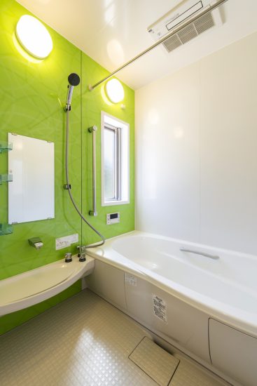 名古屋市名東区の注文住宅のゆったりとした鮮やかな緑色のバスルーム