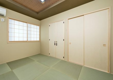名古屋市北区の注文住宅の折り上げ天井のモダンなヘリなし畳の和室の写真