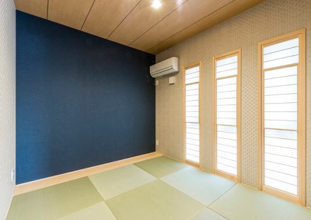名古屋市名東区の注文住宅の青がアクセントになり、モダンなデザインの和室