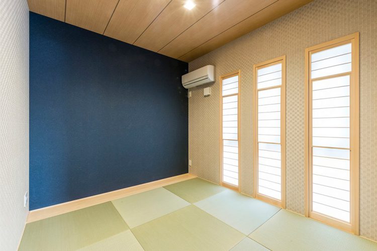 名古屋市名東区の注文住宅の青がアクセントになり、モダンなデザインの和室