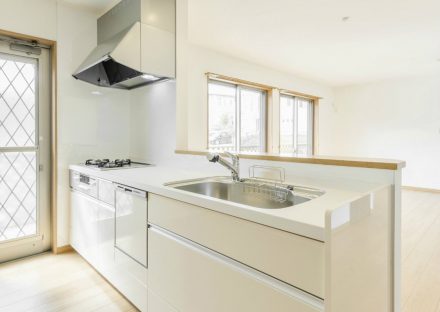 愛知県日進市の注文住宅の勝手口が横にある白色オープンキッチン