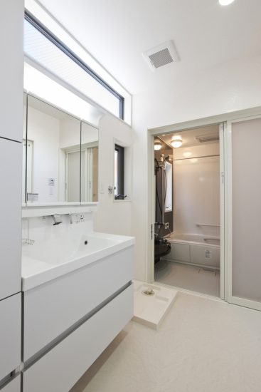 名古屋市南区の注文住宅の窓があり明るい洗面室＆バスルーム