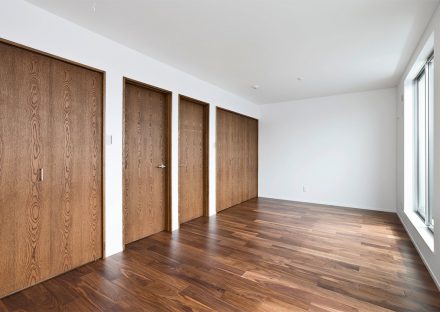 名古屋市名東区の注文住宅の木目のフローリングの洋室